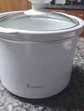 Toastmaster White Slow Cooker with Glass Lid 1.5-2 Qt